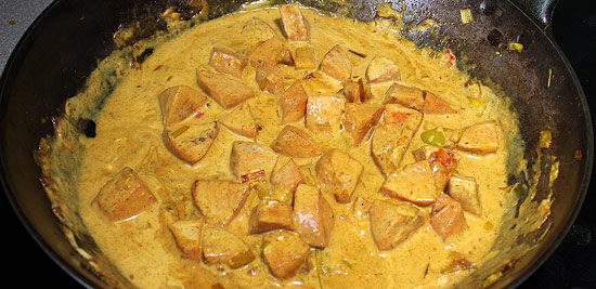 Cervelat-Curry mit Sauerrahm