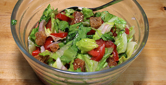Salat mit Croûtons gemischt