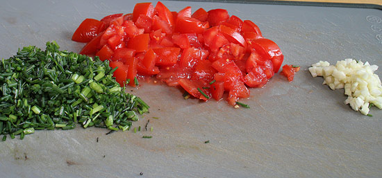 Tomate, Mönchsbart und Knoblauch geschnitten
