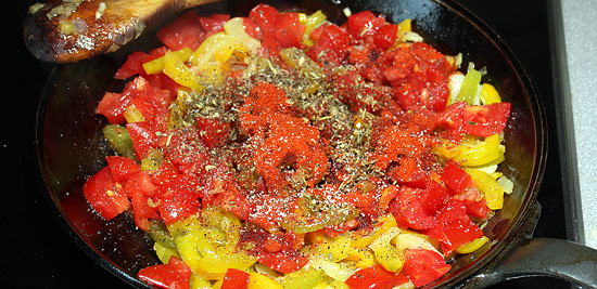 Peperoni mit Tomaten und Gewürzen