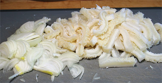 Kutteln und Zwiebel geschnitten