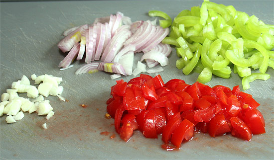 Peperoni, Zwiebel, Knoblauch und Tomaten  geschnitten