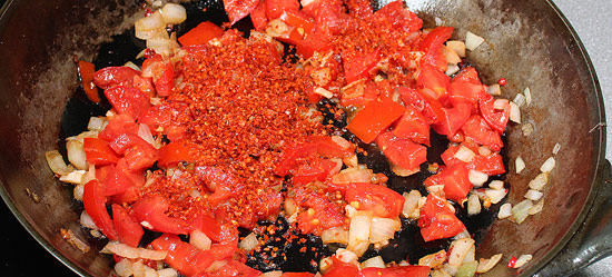 Tomate, Zwiebel und Gewürze dünsten