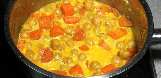 Kichererbsen-Curry mit Sauerrahm