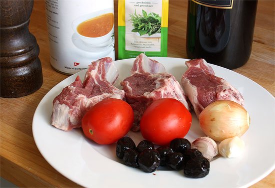 Lammkoteletts, Tomaten, Oliven, Knoblauch, Madeira, Rotwein