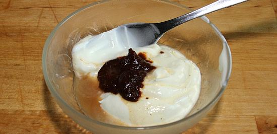 Harissa mit Joghurt vermischen
