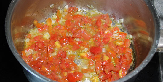 Tomaten, Zwiebel, Knoblauch andünsten
