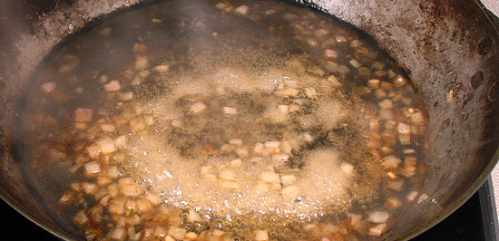 Portwein und Bouillon mit Zwiebel einkochen