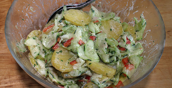 Gurken-Kartoffel-Salat vermischt