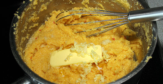 Butter in die Polenta einrühren