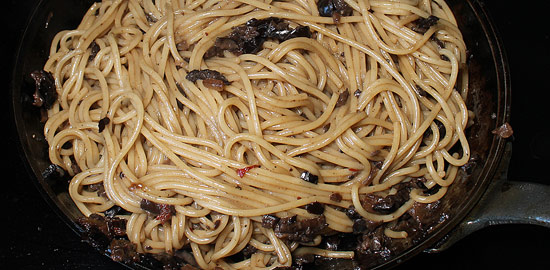 Spaghettini und Sauce vermischen
