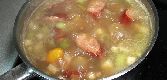 Suppe mit Wurst kochen