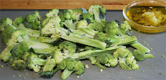 Broccolik gerüstet und Knoblauchöl