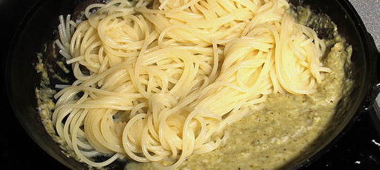 Spaghetti mit Broccolisauce vermischen