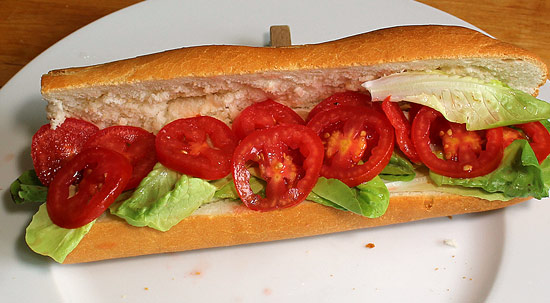 Sandwich mit Salat und Tomaten
