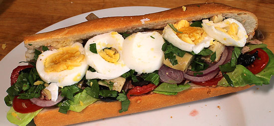 Sandwich mit Kräutern, Oliven und Ei