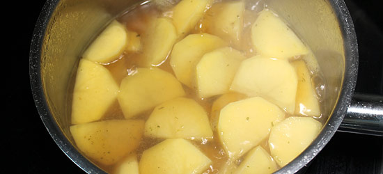 Kartoffeln in Bouillon garen