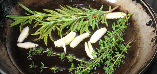 Olivenöl mit Kräutern aromatisieren