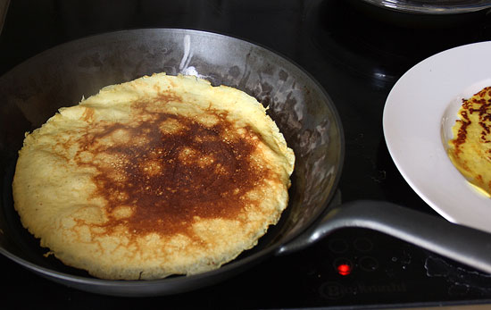 Omeletts in der Eisenpfanne ausbacken