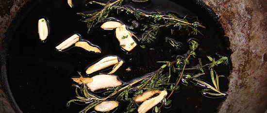 Olivenöl mit Rosmarin, Thymian und Knoblauch