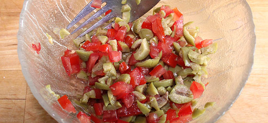 Tomate und Oliven marinieren