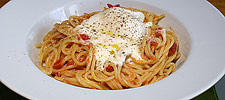 Burrata auf Spaghettini an Tomaten-Zitronensauce