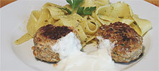 Lammhackfleisch-Tätschli mit Schafjoghurt