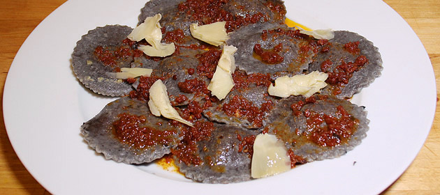 Oliven-Ravioli mit Artischocken gefüllt - mit Pate di pomodori secci