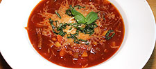 Tomaten-Zwiebelsuppe mit geschmortem Rindfleisch