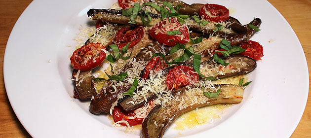 Mini-Aubergine mit Tomaten und Basilikum