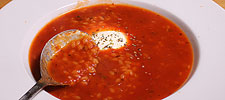 Tomatencrèmesuppe mit Puntine und Sauerrahm