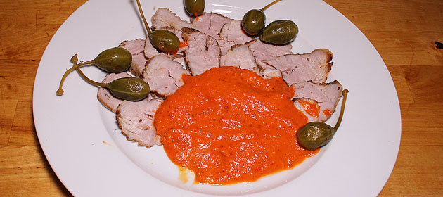 Kaltes Schweinsfilet mit pikantem Peperoni-Dip