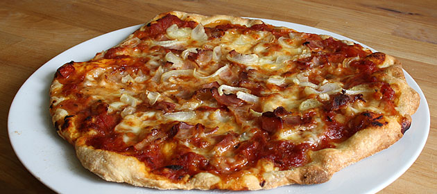 Pizza mit Speck und Zwiebeln