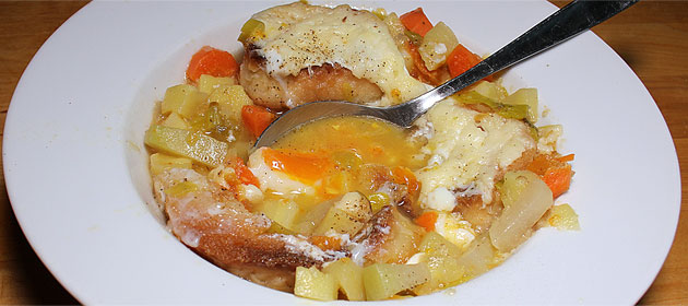 Gemüsesuppe mit Ei, Toast und Käse überbacken