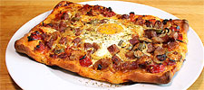 Pizza mit Tomaten, Rindszunge und Ei