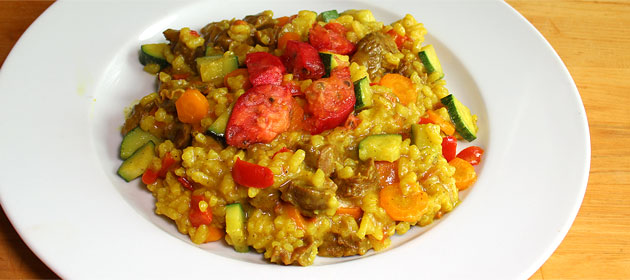 Eintopf mit Hühnermägen, Reis, Curry und Gemüse