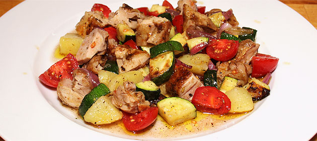 Rustikaler Pouletsalat mit Zucchetti, Kartoffeln und Tomate