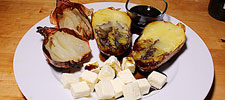 Ofenkartoffel mit Kürbiskernöl, Schmelzzwiebel und Pecoretta