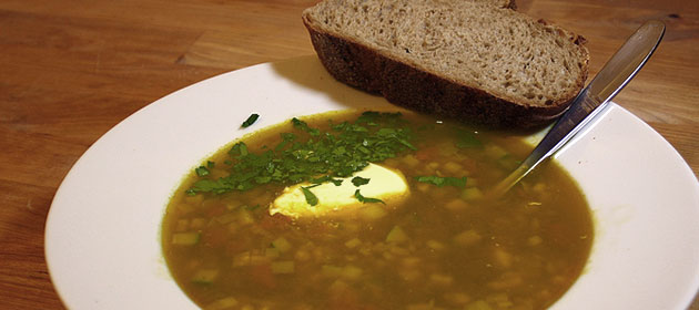 Asiatische Gemüsesuppe mit Harissa und Crème fraiche