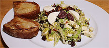 Italienischer Chinakohlsalat mit Oliven, Dörrtomaten, Mozzarella und Pesto