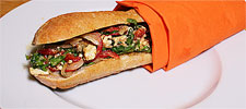 Vegi-Sandwich mit Lattich, Peperoni und Feta