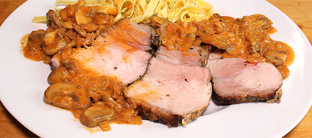 Kotelettbraten mit Schwarte vom Schwein an Noilly Prat-Zwiebel-Champignonsauce