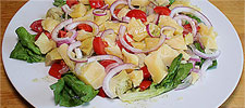 Sbrinz auf Salat mit Tropea-Zwiebel