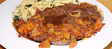 Lammgigot-Steak an Orangen-Portweinsauce