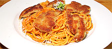 Spaghetti mit pikantem Peperoni-Sugo und panierten Poulet-Streifen