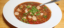 Linsen-Tomaten-Suppe mit Brätchügeli