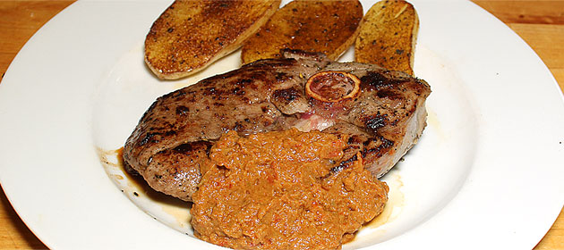Gigot-Steak mit Oliven-Tomaten-Salsa und Ofenkartoffeln