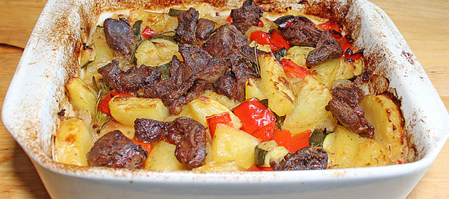Lammwürfel mit Kartoffeln und Peperoni im Ofen gebraten