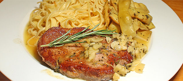 Schweinshals-Steak mit Knoblauch-Rosmarinbutter