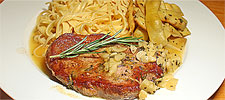 Schweinshals-Steak mit Knoblauch-Rosmarinbutter
